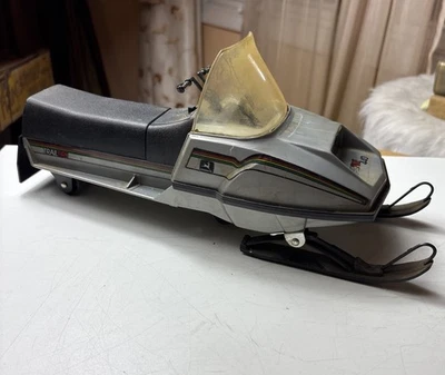 Moto de nieve John Deere TrailFire 440 1/10 Ertl juguete #573 sin probar años 80 Foto 1 de 4