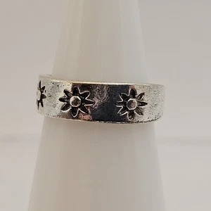 Anillo Disfraz Tono Plata Flor Banda Talla 41/2 - Imagen 1 de 4
