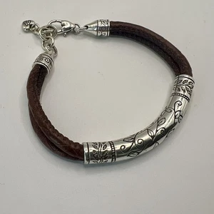 Brazalete tubo desplazado chapado en plata Brighton con cuero trenzado marrón retirado - Imagen 1 de 10
