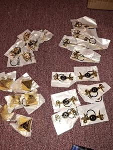 24 totali (4 per set x 6 set) Yu-Gi-Oh! Lotto Portachiavi Puzzle Oggetti Millennio - Foto 1 di 5