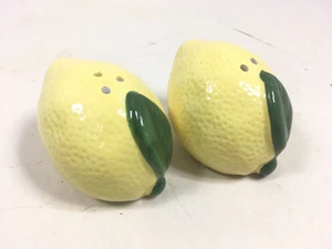 Ceramic Lemon Salt & Pepper Shakers Citrus Kitchen Decor Collectible New in Box - Foto 1 di 7