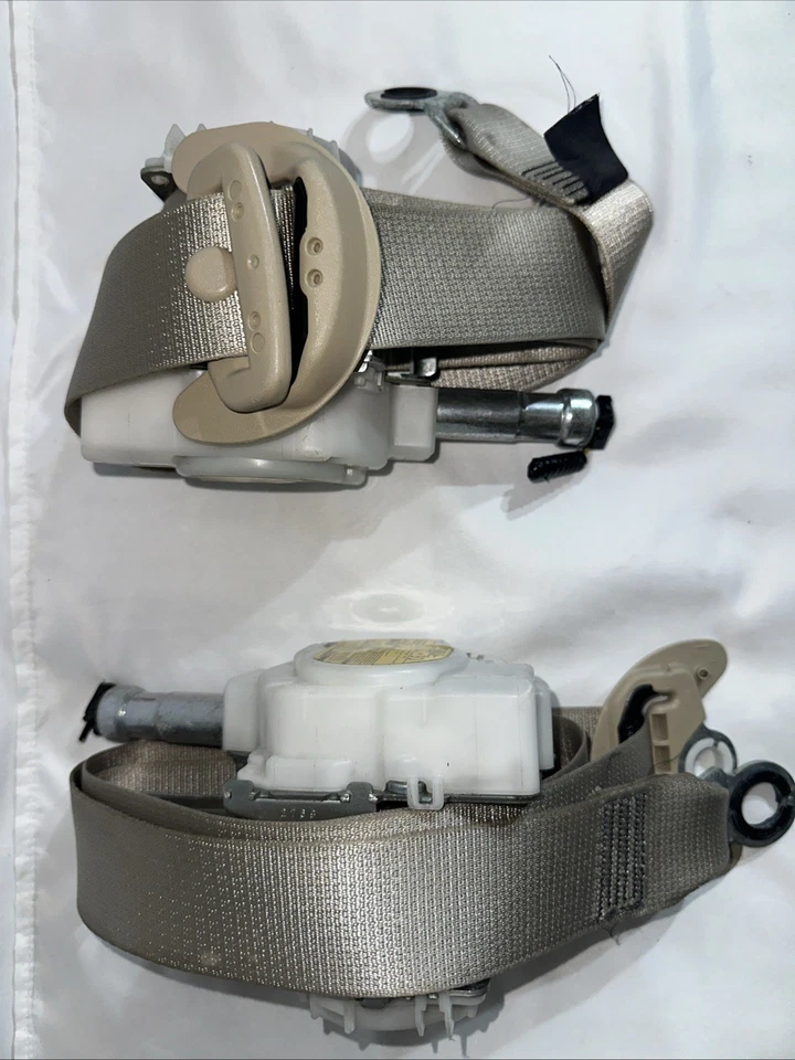 CINTURONES DE SEGURIDAD DELANTEROS IZQUIERDO CONDUCTOR Y PASAJERO DERECHO TOYOTA CAMRY 2018-2023 OEM Foto 1 de 4