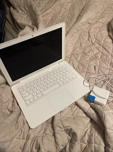 Apple MacBook A1181 13 inch Laptop - MC240LL/A (May, 2009) - Picture 1 of 3