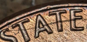 Centavo pequeño giratorio Lincoln Penny 1983 error golpe a través de la grieta de alambre - Imagen 1 de 7