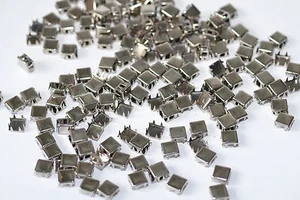 100x quadratische Ziernieten Nieten Krallennieten, 9x9 mm, Silber-Nickel, USA - Picture 1 of 6