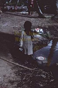 Papua New Guinea Village Natives Girl River 35mm ORIGINAL PNG VINTAGE Slide CD - Bild 1 von 1
