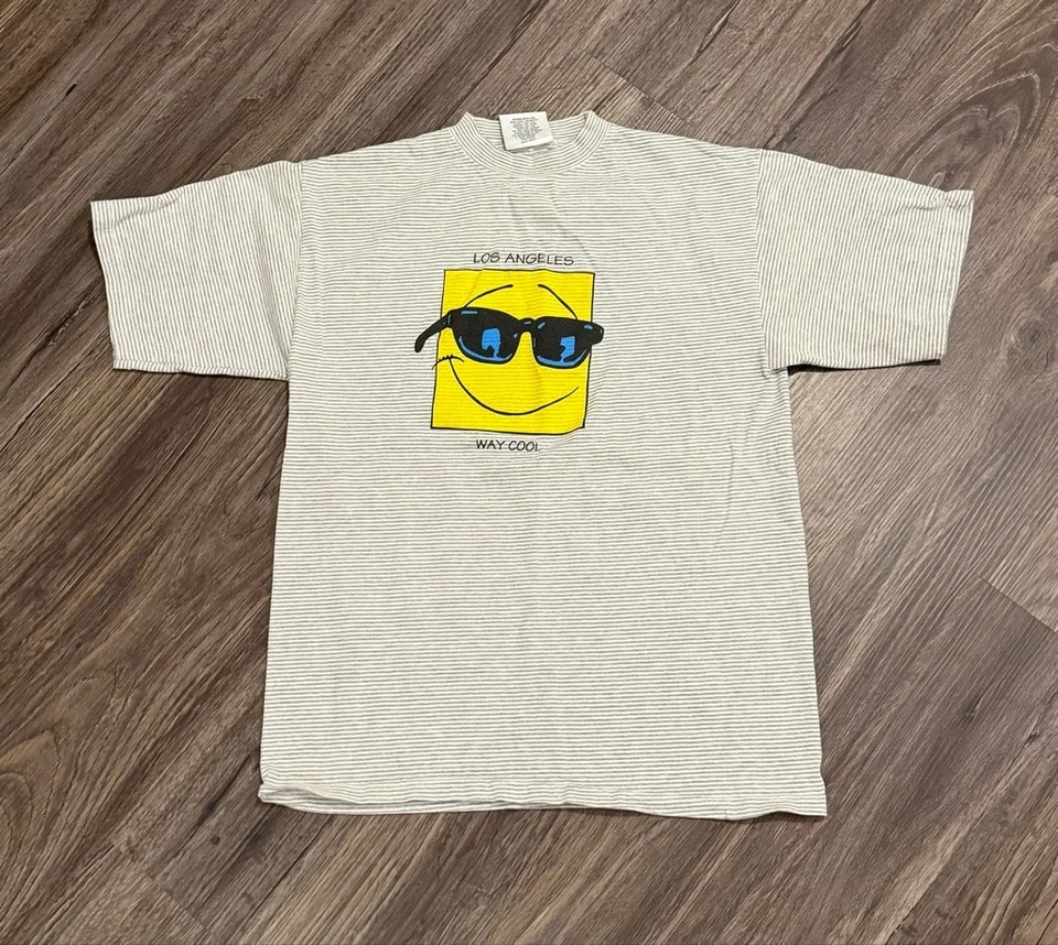 Camiseta De Colección Años 90 Bugle Boy Hombre’s Smiley Face Los Angeles Rayas Blancas/Grises Talla M Foto 1 de 4