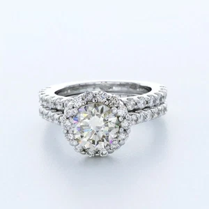 Juego de anillos de compromiso con halo de oro blanco de 14 quilates diamante redondo cultivado en laboratorio H SI1 - Imagen 1 de 12