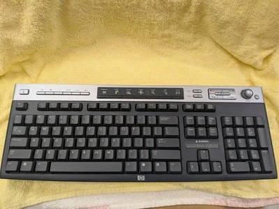 Teclado inalámbrico HP solo sin receptor, puerta de batería rota (ver fotos) funcionando. Foto 1 de 4