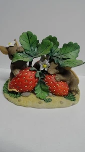 Fitz & Floyd "Sometimes Love Is Berry Shy" Charming Tails Figurine 84/125 CUTE - Picture 1 of 7