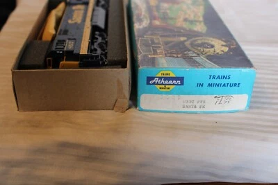 HO Scale Athearn, U33C Diesel Locomotive, Santa Fe, Blue, #8517 - 3301 - Image 1 of 4