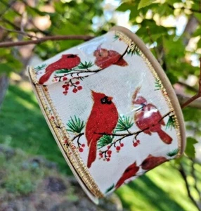 2,5 Zoll x 40 Fuß rote Kardinäle Weihnachtsband mit Stechpalme Beeren Gold Drahtkante - Bild 1 von 3