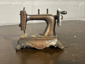 Miniature Vintage Sewing Machine Pencil Sharpener diecast dollhouse metal - Picture 1 of 10