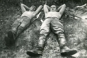 Soldati senza camicia belli giovani uomini rigonfiamento spiaggia affettuoso gay foto vintage - Foto 1 di 3