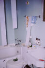 Diapositive photo 35 mm trouvée années 1970 toilettes lune de miel salle de bain papier