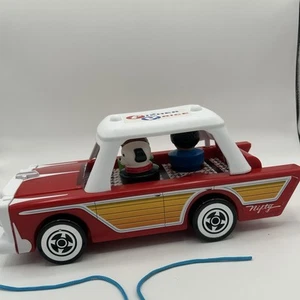 Fisher Price 2018 Nifty Station Wagon giocattolo e 3 personaggi ragazza ragazzo cane - Foto 1 di 11