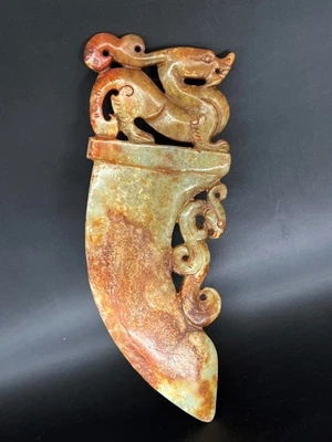 Dragón de Jade Hetiano de la Dinastía Han China y Ge Fénix (un tipo de hacha de daga) Foto 1 de 4