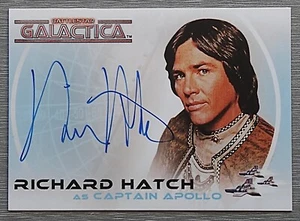 Complete Battlestar Galactica Autograph Card A1 Signed by Richard Hatch / Apollo - Zdjęcie 1 z 2