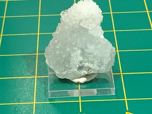 Miniaturbild - Apophyllit Kristalle auf blauem Chalzedon & Acrylsockel Nashik, Indien - Bild 1 von 9