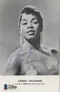 SARAH VAUGHAN (RIP) ICONIC JAZZ SINGER SIGNED VINTAGE PHOTOCARD + AUTH BECKETT - Foto 1 di 2