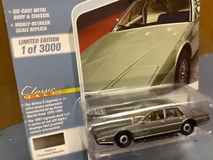 Aston Martin argento JOHNNY LIGHTNING JL 1/64 - Foto 1 di 2