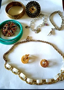 LOTTO GIOIELLI MISTI VINTAGE SPILLA,ORECCHINI,ANELLO,COLLANA,BRACCIALI - Foto 1 di 18