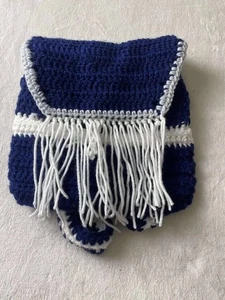 Zaino nuovo fatto a mano all'uncinetto con frange blu e bianche - Foto 1 di 7