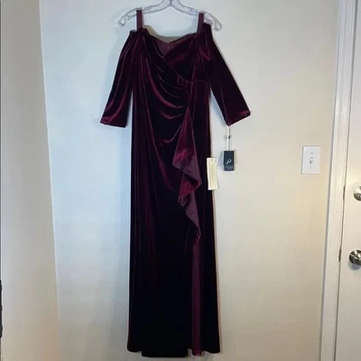 Vestido Adrianna Papell 14 Borgoña Fuera del Hombro Volantes Terciopelo. Nuevo con etiquetas. $199. Foto 1 de 4