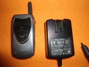 Téléphone à rabat vintage Motorola modèle 60C avec batterie longue durée et chargeur - Photo 1 sur 9
