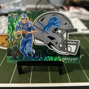 Contenders Optic 2023 Jared Goff X's And O's Pulsar verde Prizm /30 leoni - Foto 1 di 2