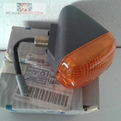 INDICATORE DIREZIONE POSTERIORE FRECCIA DESTRA ORIGINALE PIAGGIO FREE - 58054100 - Immagine 1 di 1
