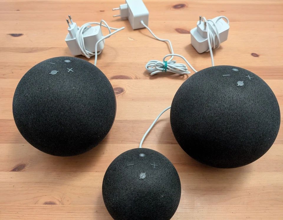 2 Amazon Echo (4. Gen)  + 1 Echo Dot (5. Gen) - Smart Lautsprecher - Anthrazit - Bild 1 von 1