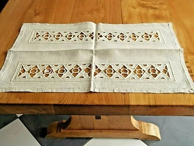 Linge ancien Napperon lin ecru avec broderies    ( 61 x 39  cms ) - Photo 1/4