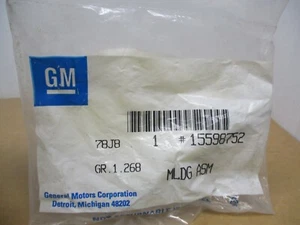 Genuine GM 15598752 Radiator Grille Side Upper Molding - Picture 1 of 3