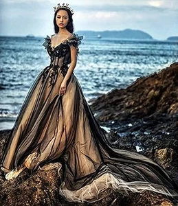 Vestidos de novia góticos negros y champán línea A fuera del hombro - Imagen 1 de 8