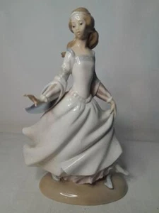 Lladro CINDERELLA Losing Slipper 1st Quality Figurine 9.75" 24.75cm Tall 4828 - Picture 1 of 8