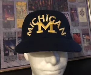 Sombrero ajustado de fútbol americano universitario Michigan 1984 NCAA 7-7 3/8 M L - Imagen 1 de 7