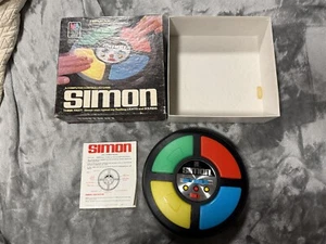 VINTAGE SIMON SAYS ELECTRONIC GAME MADE IN USA 1978 MILTON BRADLEY COMPLETE - Picture 1 of 8