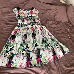 Kleid Caroline Morgan Gr. 10 Uk, Weiß Blumen Graffiti ausgestellt, Falten  - Bild 1 von 8
