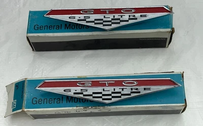 Par de emblemas painel balancim emblema para-lama Pontiac GTO 6,5 litros NOS GM 1964-1968 - Imagem 1 de 4