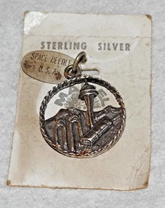 Alte Sterlingsilber Seattle Washington Weltraumnadel Charm Prägestätte auf Maiselkarte - Bild 1 von 3
