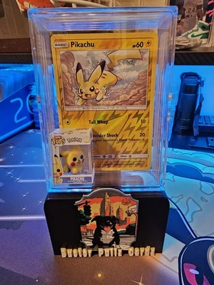 Tarjeta Pokémon Holo Inverso Pikachu y Caja de Sombras Personalizada Pikachu Bitty Pop Foto 1 de 4