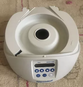 Funda de plástico inferior Eppendorf Minispin con panel táctil *Excelente estado* - Imagen 1 de 5