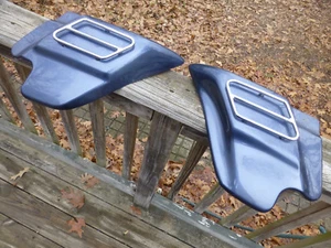 HD Harley Touring Road King 1or2 OEM BLUE Side Covers & Guards 66048-97 66050-97 - Foto 1 di 9
