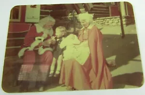 50er Vintage Foto Weihnachtsmann füttert Mädchen Lutscher Frau Claus Baby Puppe Farbe mb341 - Bild 1 von 3