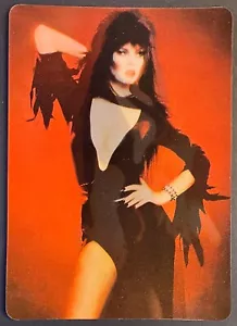ELVIRA Mistress of the Dark VINTAGE LINSENFÖRMIGE POSTKARTE 1982 "Too Hot To Handle" - Bild 1 von 3