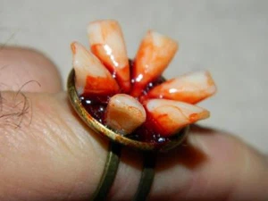 Halloween Horror Requisite - Realistischer Grusel Zahn Fee Königin Verstellbarer Ring - Bild 1 von 1