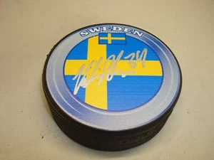 Klas Dahlbeck Signed Team Sweden Hockey Puck Autographed 1A - Picture 1 of 2