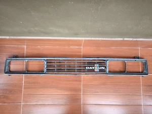 DATSUN 720 NISSAN 720 PICK UP FRONT RADIATOR GRILLE MASK WITH EMBLEM OEM 1983-86 - Picture 1 of 13