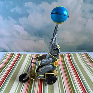 Elefante de hojalata de cuerda vintage en una bicicleta con bola giratoria en el maletero - Imagen 1 de 8